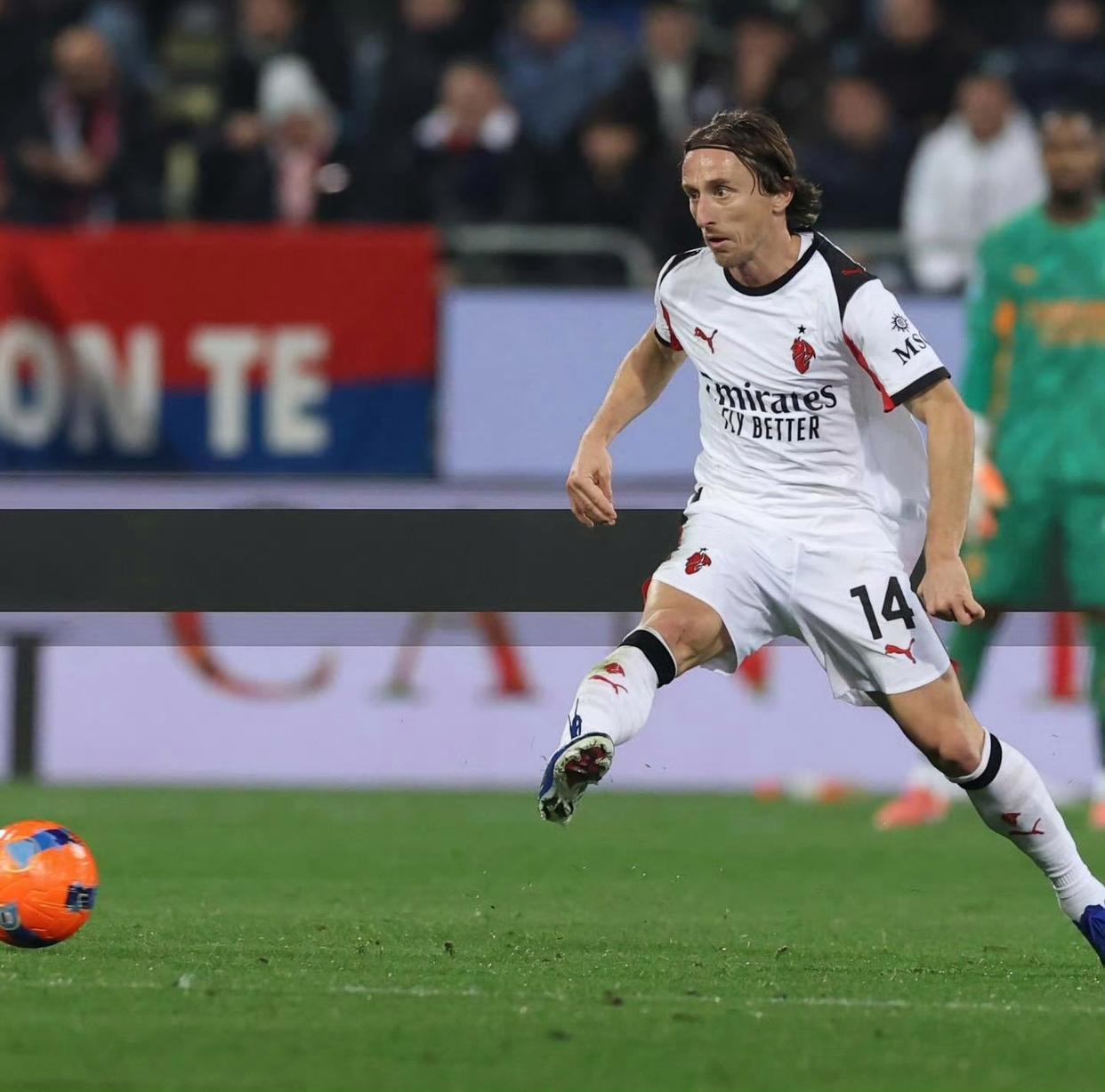 开云-爱游戏-老当益壮!米兰25场伤退23人次,40岁魔笛出勤率前3不在其中