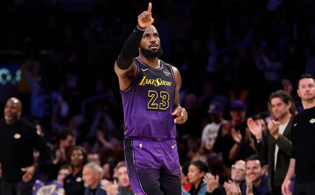 詹皇40岁首胜！一战创5大纪录，队友：最强40岁球员